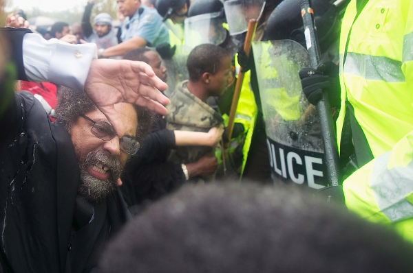 Siyahi öfke, 'Ferguson': Ünlü yazar böyle gözaltına alındı!